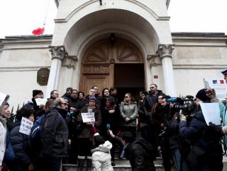 İstanbul'daki Fransa Konsolosluğu önünde saygı duruşu